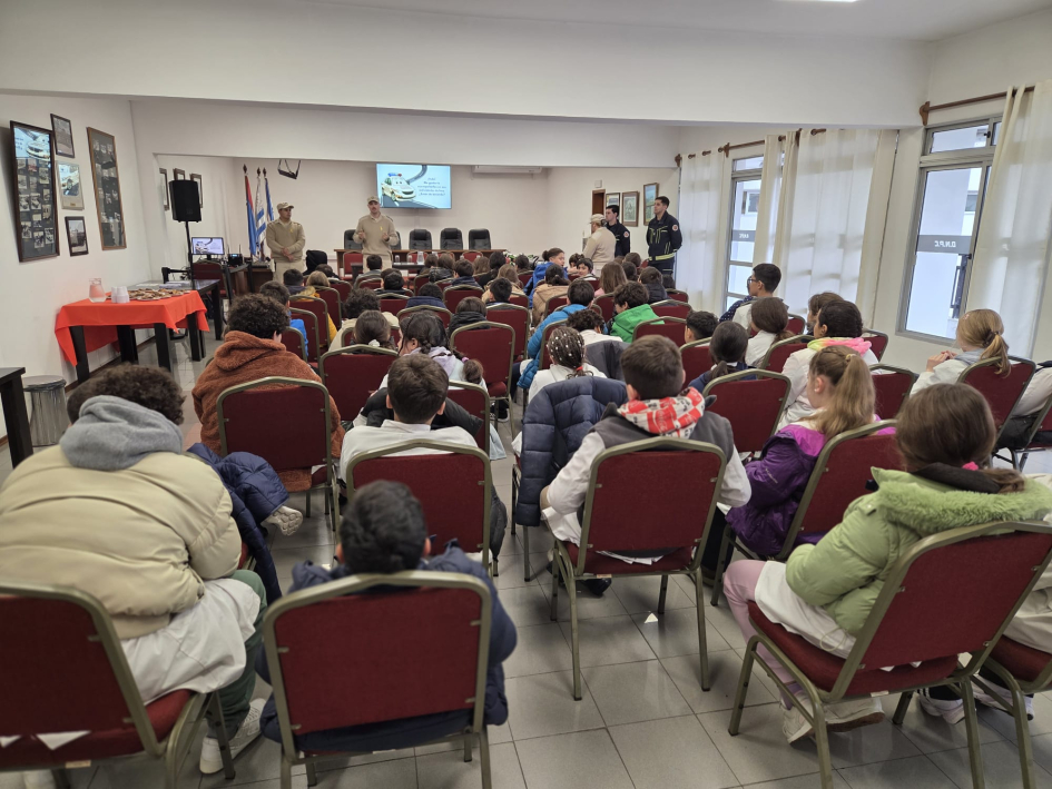 Charla sobre seguridad vial a niños y niñas de 5º y 6º Charla sobre seguridad vial a niños y niñas de 5º y 6º