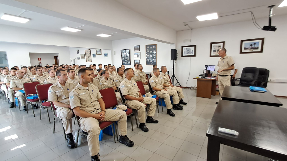 Nuevos Agentes de Policía Caminera en el aula