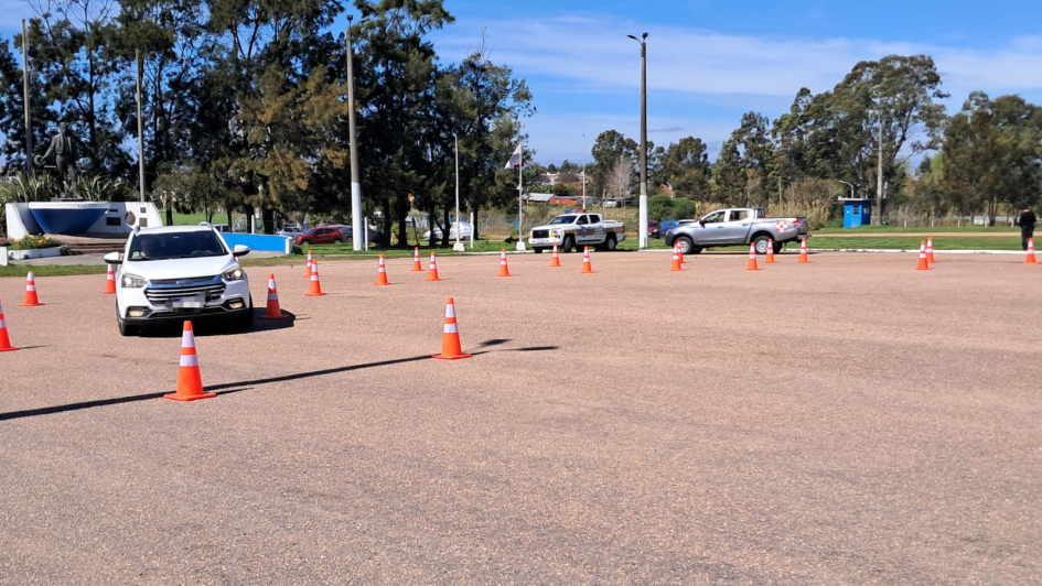 Vehículo realizando maniobras evasivas en pista