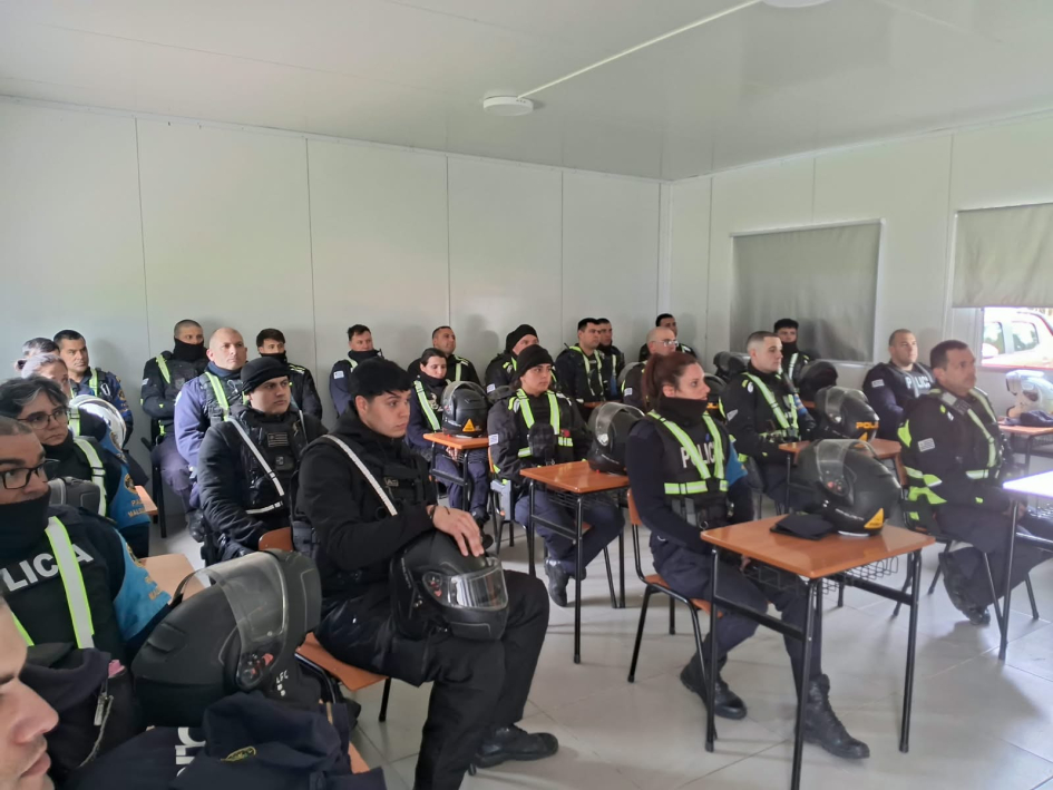 Funcionarios policiales participaron del Curso de Conducción, Manejo Defensivo y Seguridad Vial.