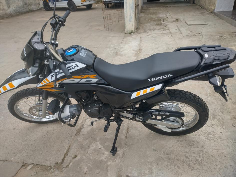 moto Honda modelo XR de 190 cc entregada a Jefatura de Cerro Largo. moto Honda modelo XR de 190 cc entregada a Jefatura de Cerro Largo.
