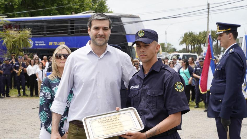 ministro entregando premios