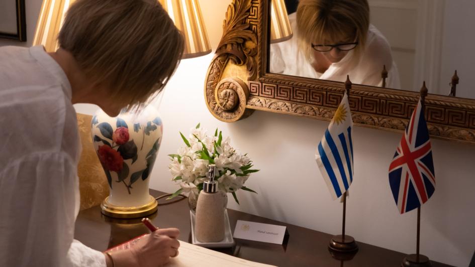 Subseretaria firmando el Libro de Vistas d ela embajada de Gran Bretaña