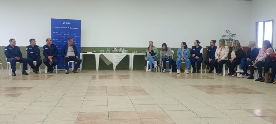 Representantes de diferentes instituciones públicas que participaron. Representantes de diferentes instituciones públicas que participaron.