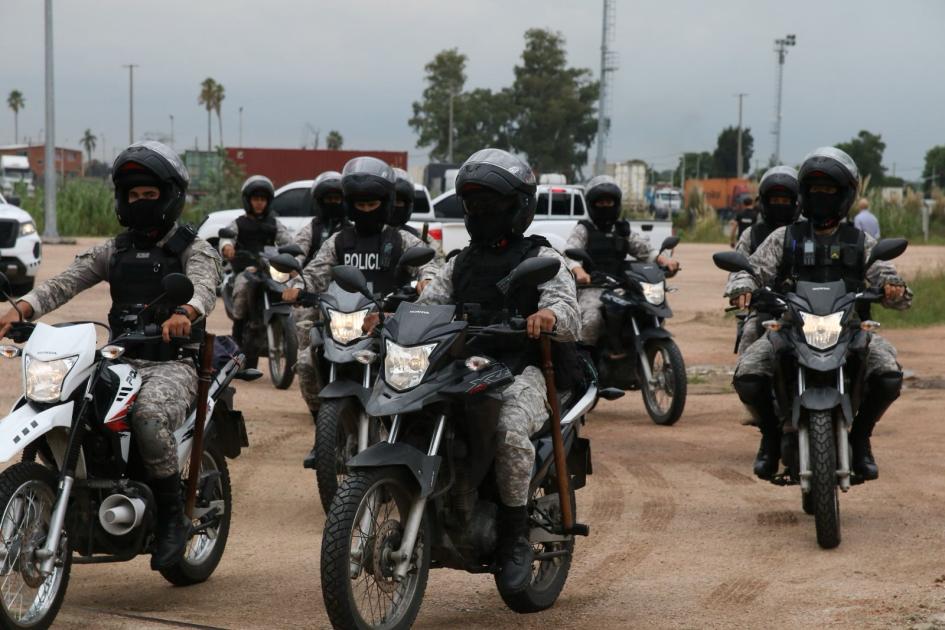 Policías en moto comenzando el operativo.