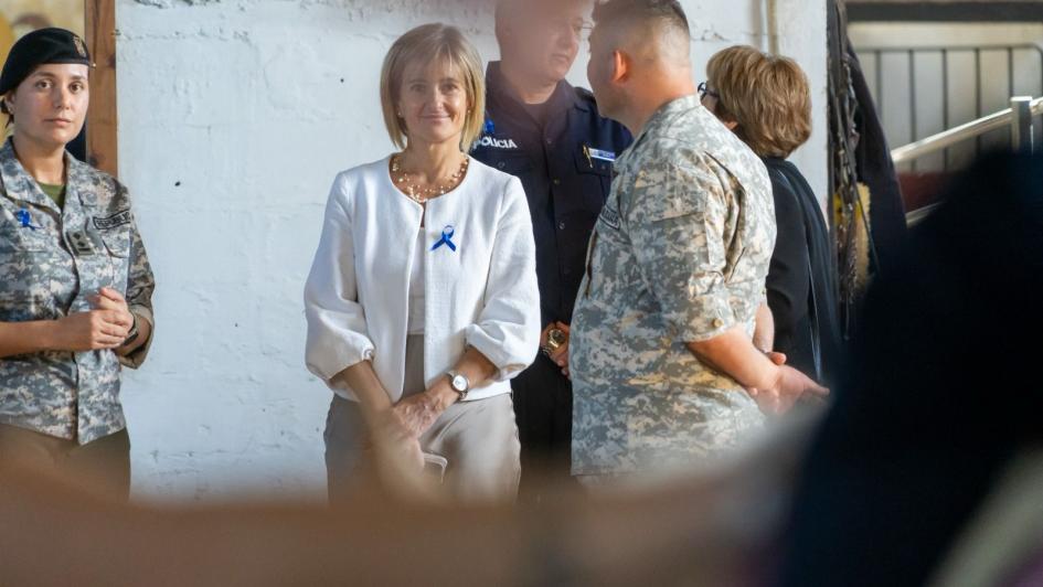 Ministra Interina observando el trabajo realizado por el Servicio de Equinoterapia