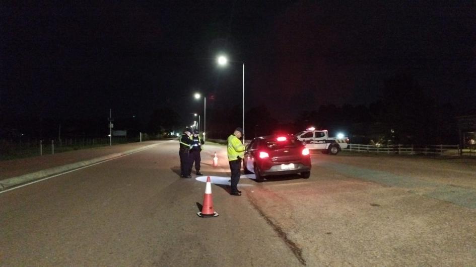 Operativo Saturación funcionarios policiales realizando control a un auto