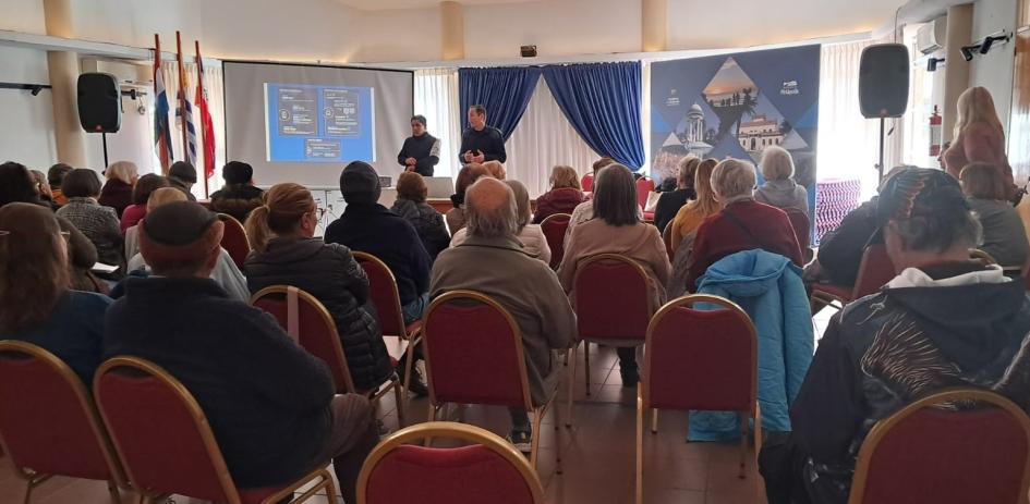 charla sobre estafas reunión de personas por charla sobre estafas