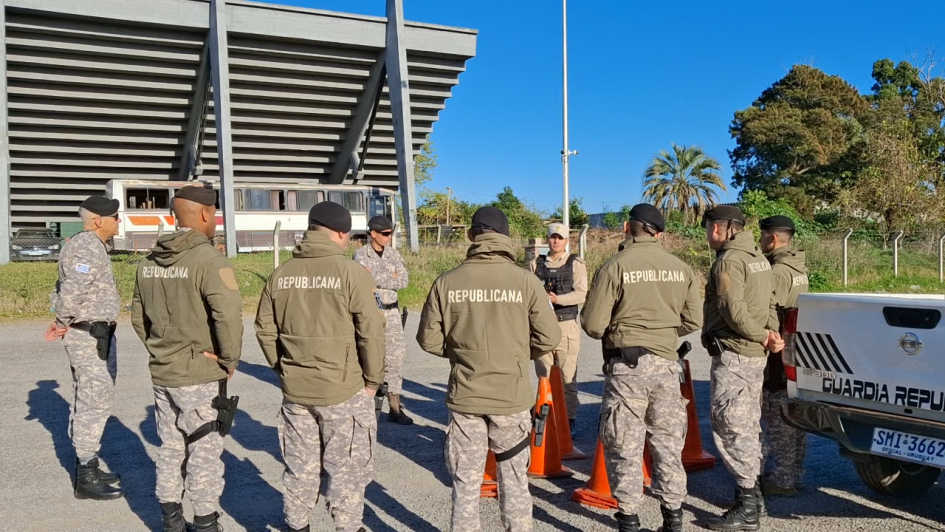 Alumnos de la Guardia Republicana en instrucción