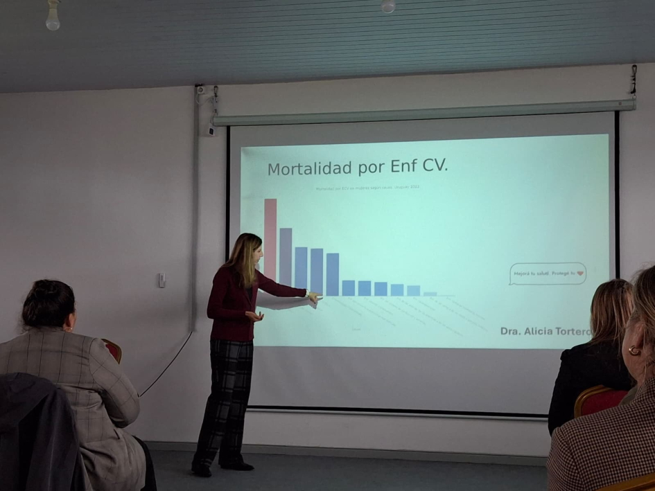 Dra. Alicia Torterolo señalando datos en la presentación
