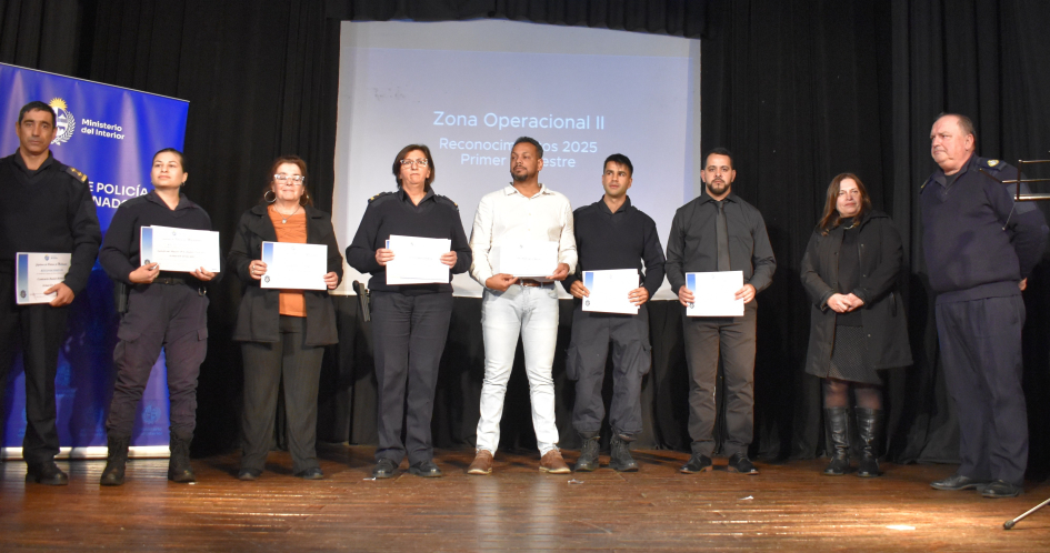 funcionarios policiales reciben reconocimiento 