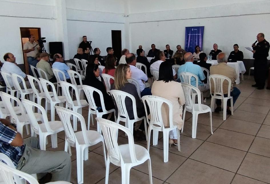 Policia recibe donacion en capilla del sauce