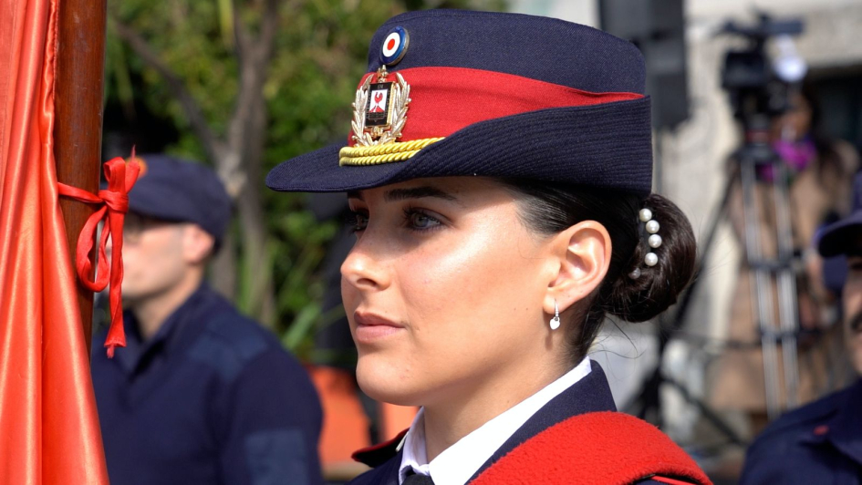 Egresan 134 bomberos en una emotiva ceremonia marcada por el recuerdo y el deber