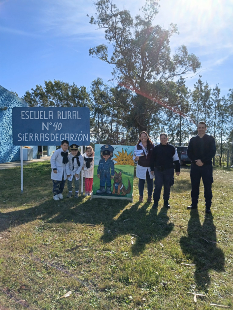 Escuela Rural N°40 Maestra y alumnos,con comisario