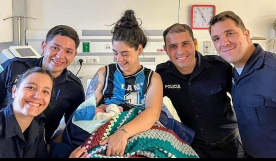 Personal policial asiste parte en domicilio, acompañan a la madre e hijo