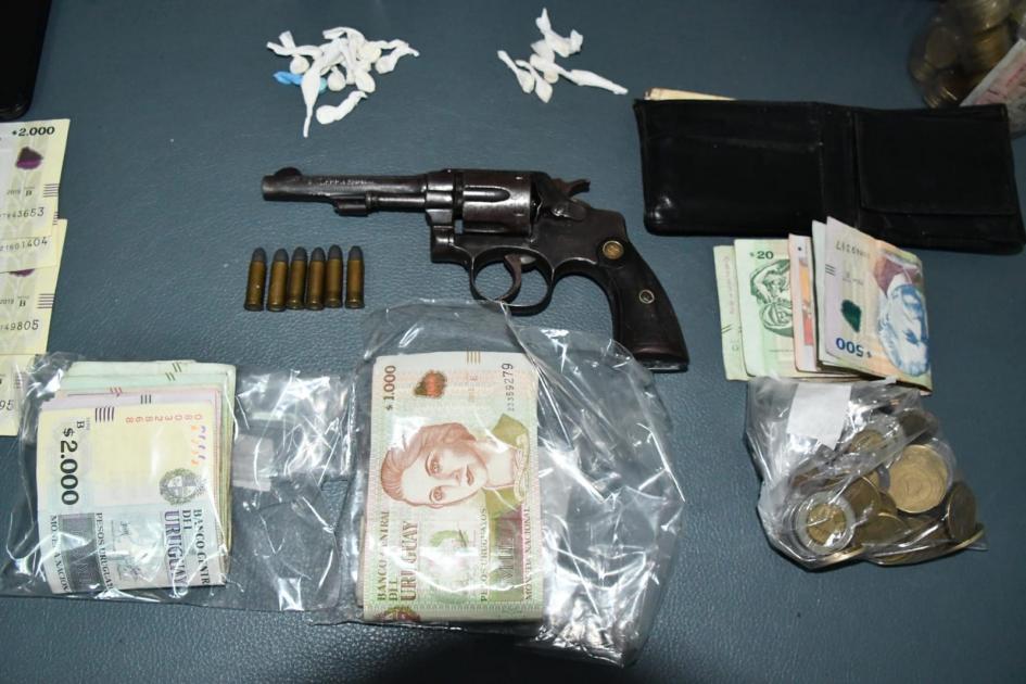 arma, dinero y sustancia incautada arma, dinero y sustancia incautada