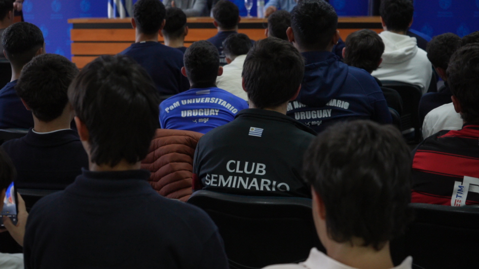 Charla del Programa Pelota al Medio junto a Diego Aguirre y Sebastián Eguren Charla del Programa Pelota al Medio junto a Diego Aguirre y Sebastián Eguren