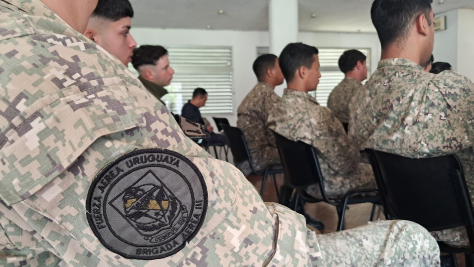Integrantes de la Fuerza Aérea Uruguaya en el aula. Integrantes de la Fuerza Aérea Uruguaya en el aula.
