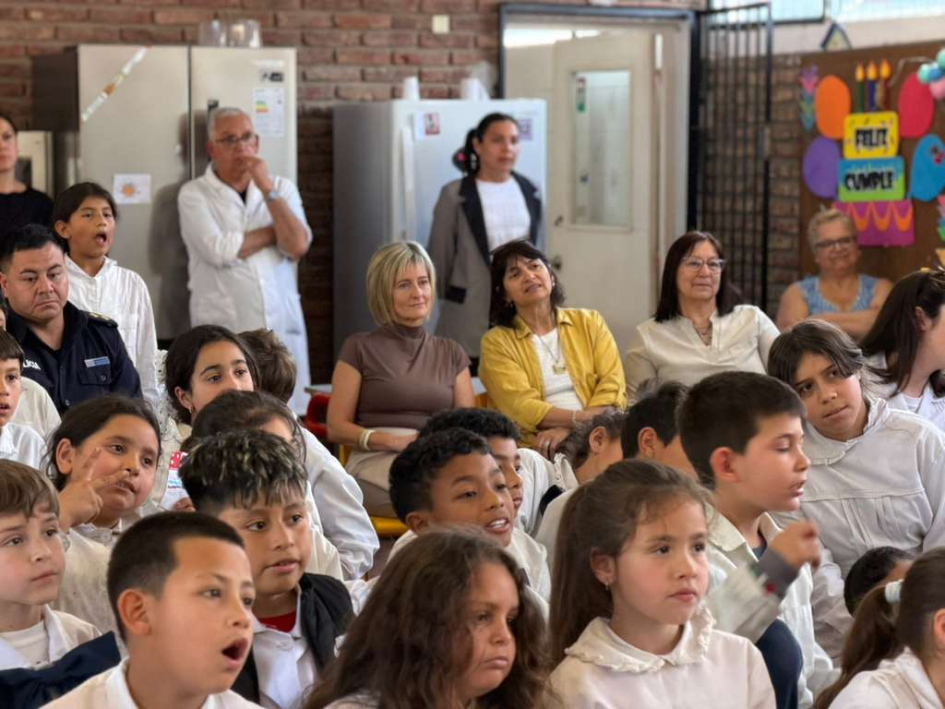 “Las Aventuras de Alfonsina” llegó a la Escuela N.º 271 de Cerro Norte de la mano de Pelota al Medio “Las Aventuras de Alfonsina” llegó a la Escuela N.º 271 de Cerro Norte de la mano de Pelota al Medio