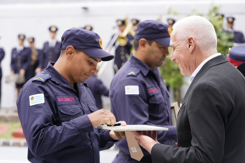Ministro entrega reconocimientos en Ministro en el 138 aniversario de Bomberos Ministro entrega reconocimientos en Ministro en el 138 aniversario de Bomberos