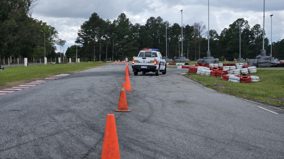 Formación en conducción policial, incluyendo técnicas preventivas, defensivas y evasivas.