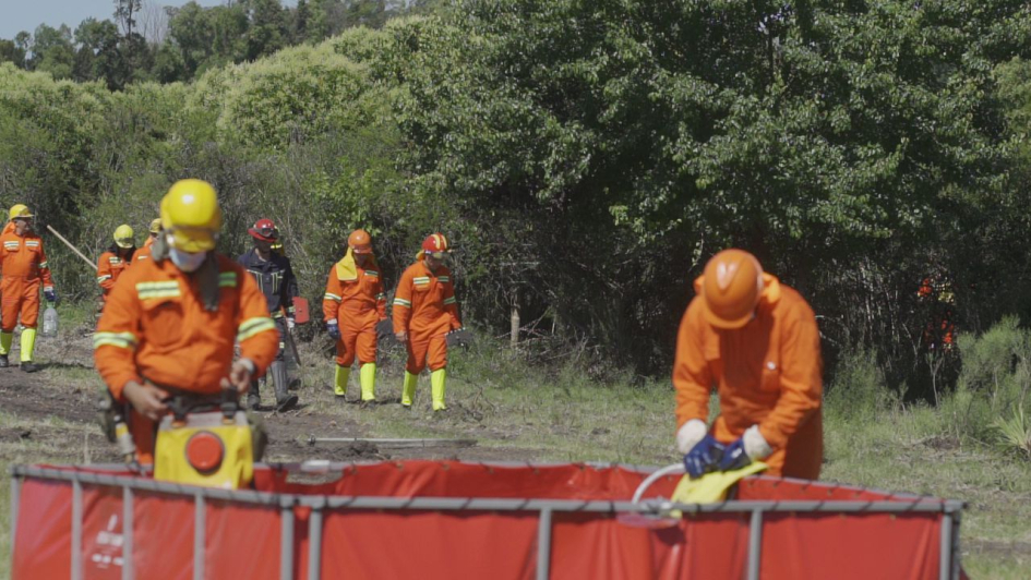 funcionarios del ejército cargado con agua la mochila funcionarios del ejército cargado con agua la mochila
