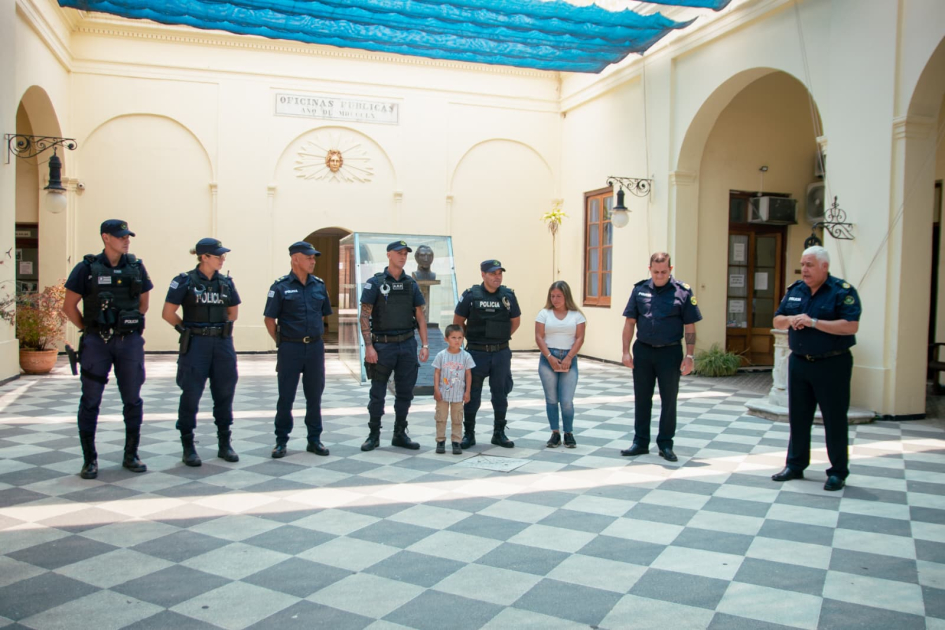 Policías junto al comando de la jefatura Policías junto al comando de la jefatura