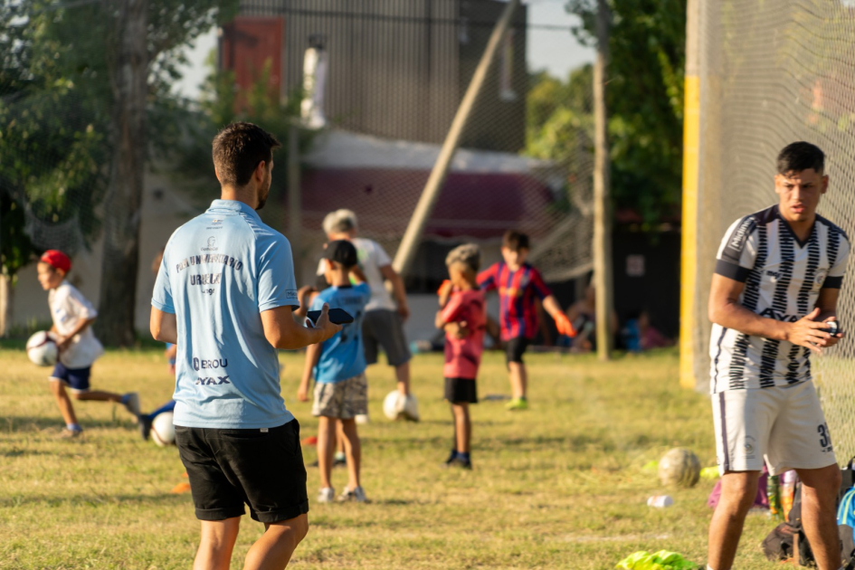 Jóvenes jugando al fútbol durante el lanzamiento del programa