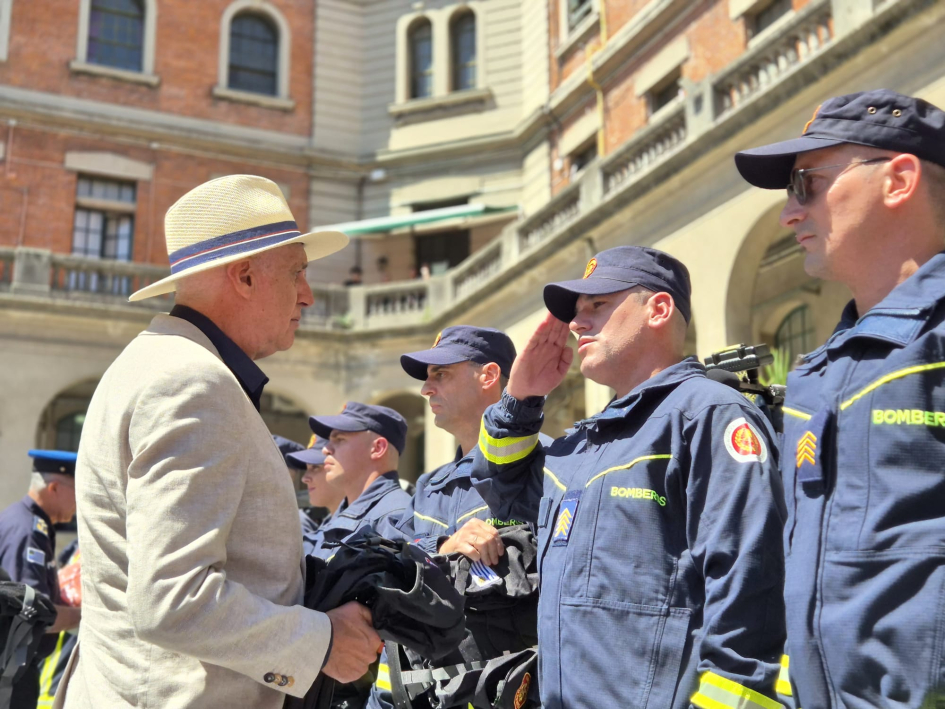 Ministro saludando a cada uno de los integrantes de la delegación Ministro saludando a cada uno de los integrantes de la delegación