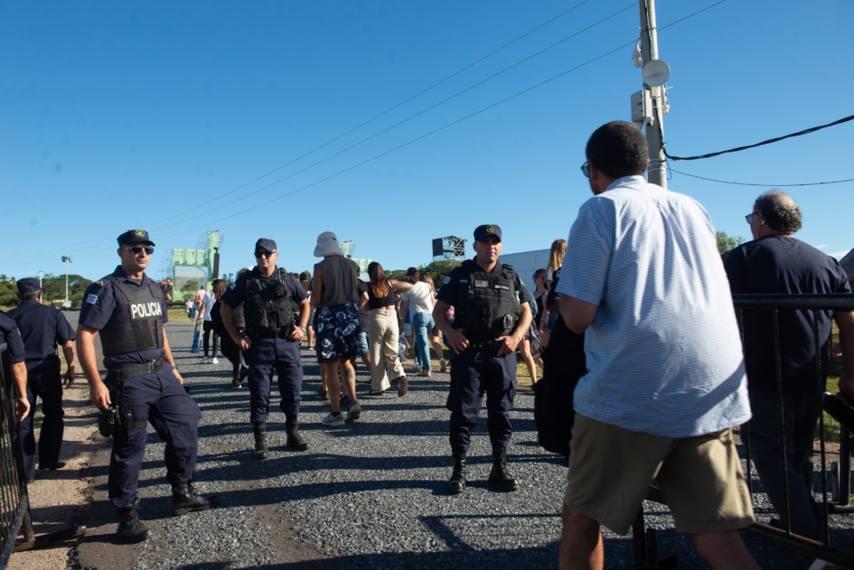 policías durante el operativo en la Fortaleza de Santa Teresa 