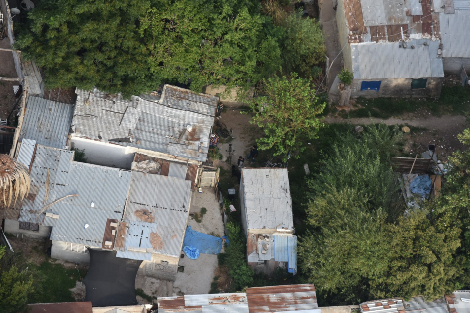 foto aérea del despliegue policial durante los allanamientos foto aérea del despliegue policial durante los allanamientos