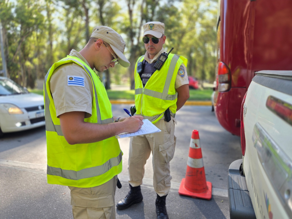 Alumno completando planillla de inspecciones de vehículos y personas. Alumno completando planillla de inspecciones de vehículos y personas.