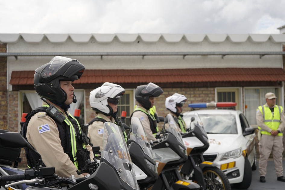 móviles armados en la Plaza de Armas de Caminera móviles armados en la Plaza de Armas de Caminera