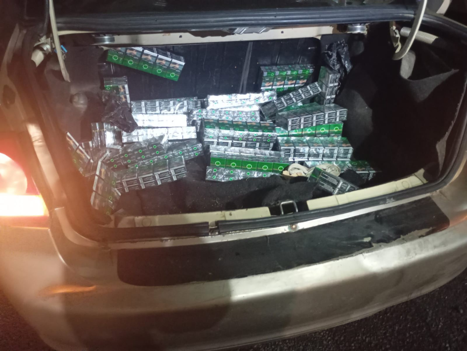 Cigarrillos en el baúl del automóvil. 