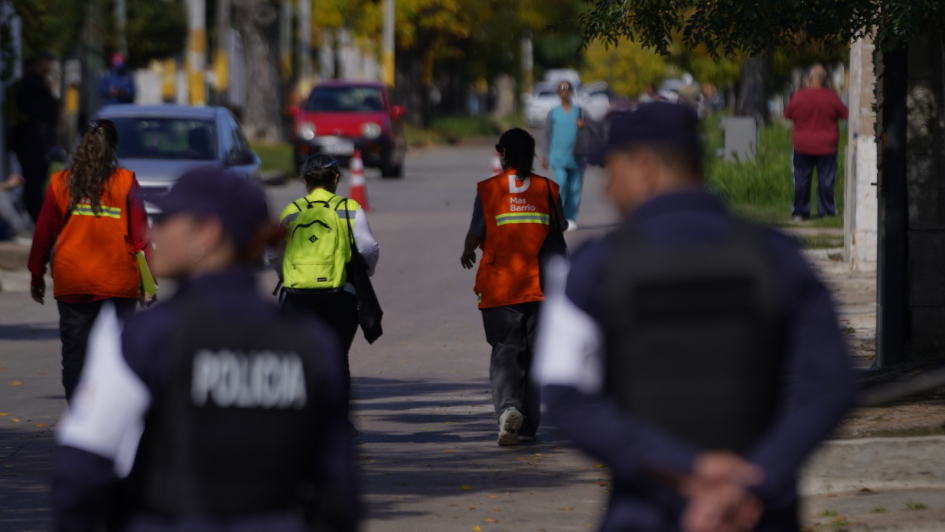 Policías y censistas caminando por la calle 