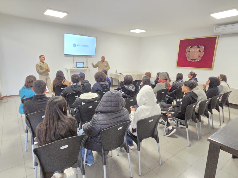 Funcionarios de Policía Caminera brindando charla a adolescentes y profesoras del Liceo Nº 45 Funcionarios de Policía Caminera brindando charla a adolescentes y profesoras del Liceo Nº 45