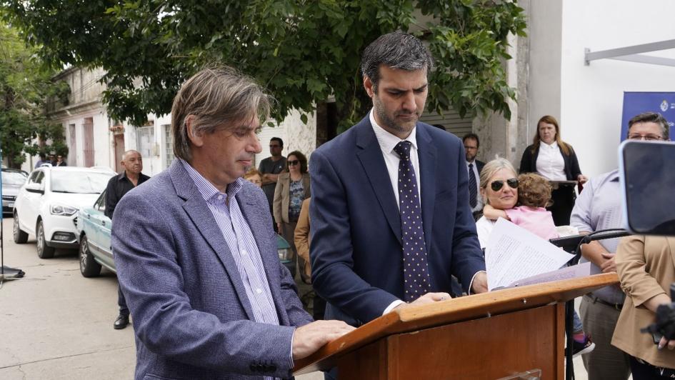 Ministro del Interior y Presidente de MEVIR firmando el acuerdo