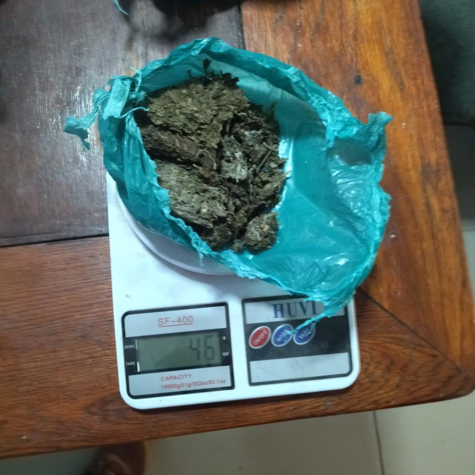 pesaje de uno de los envoltorios incautados en el morral. pesaje de uno de los envoltorios incautados en el morral.