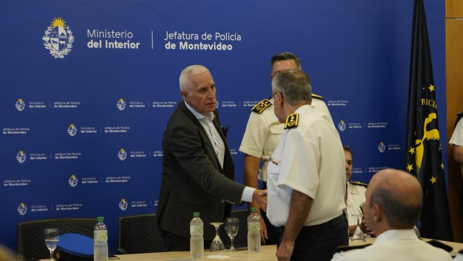 Ministro del Interior, Carlos Negro saludando a un policía Ministro del Interior, Carlos Negro saludando a un policía