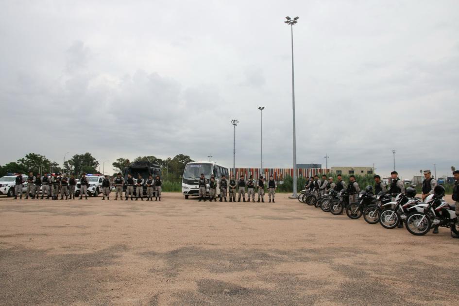 Efectivos policiales formados esperando para comenzar el operativo.