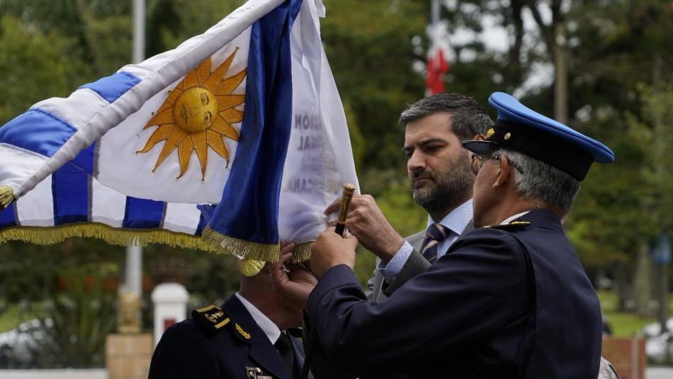 Ministro y Director de la Policía Nacional condecor al pabellón nacional con la medalla al mérito p