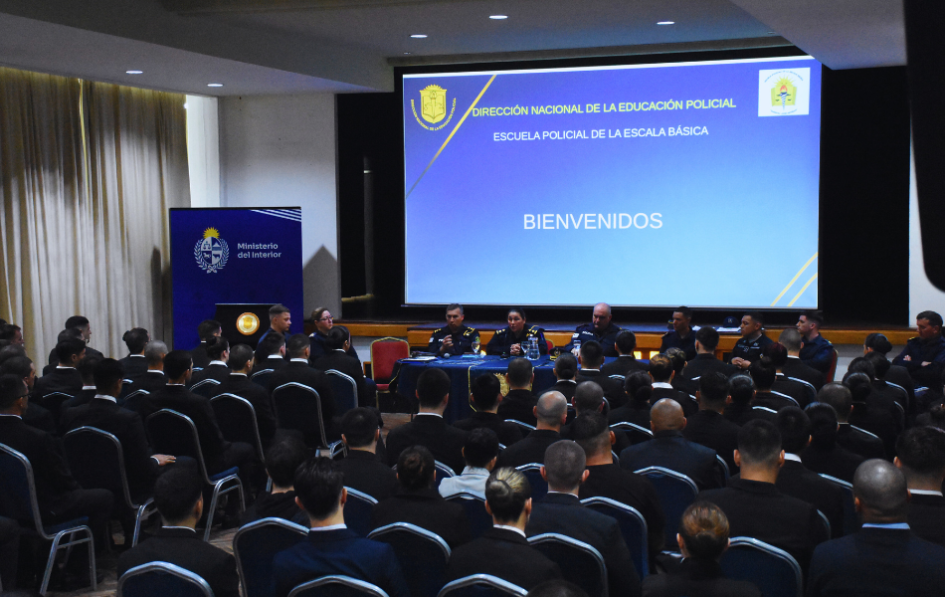 Ingreso de 199 aspirantes para la formación de agentes de la Policía Nacional Ingreso de 199 aspirantes para la formación de agentes de la Policía Nacional