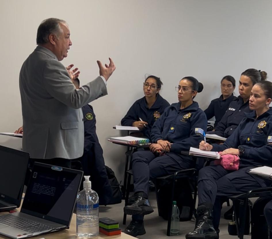 Docente impartiendo uan de las clases del curso Docente impartiendo uan de las clases del curso