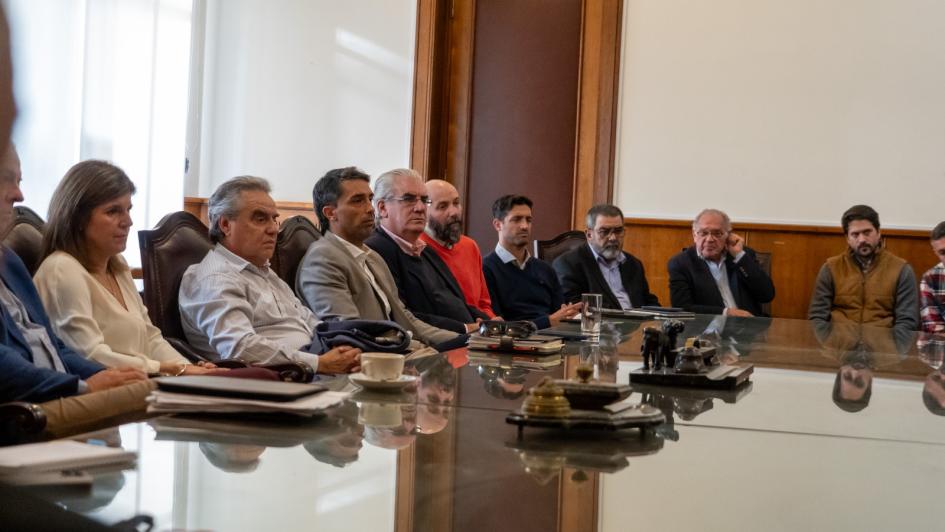 Integrantes de la Cámara de Comercio y Servicios durante la reunión Integrantes de la Cámara de Comercio y Servicios durante la reunión