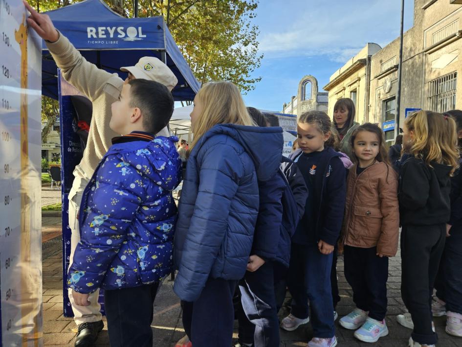 Medición de estatura de niños. Medición de estatura de niños.