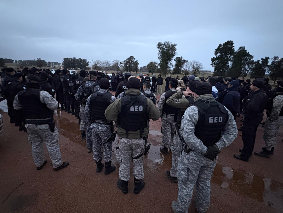 Imagen de personal policial reunido Imagen de personal policial reunido