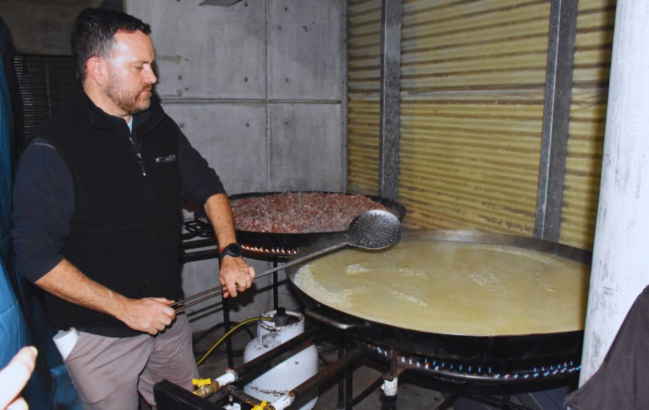 Comida solidaria en la DNEP para personas en situación de calle.