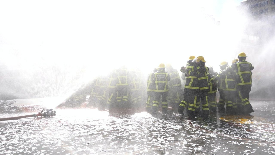 Egresan 134 bomberos en una emotiva ceremonia marcada por el recuerdo y el deber