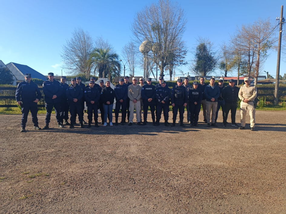 Instructores y participantes de capacitación en conducción preventiva. Instructores y participantes de capacitación en conducción preventiva.