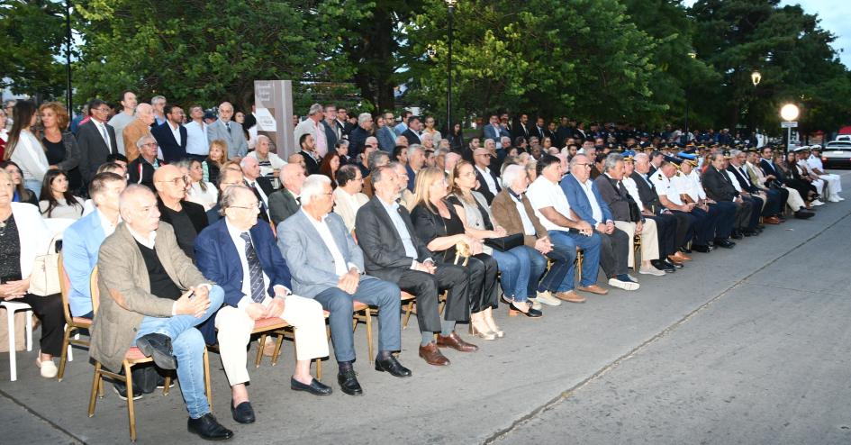 publico sentado durante acto frente a la Jefatura de Maldonado